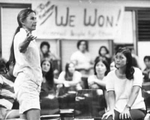 Marion Kelly speaks at an ethnic studies meeting at the Kaimukī Public Library in 1972. (Photo courtesy: Ed Greevy)