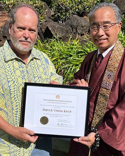 Patrick Kirch receives the Living Treasure of Hawaiʻi award from Honpa Hongwanji Mission of Hawaiʻi Bishop Eric Matsumoto.